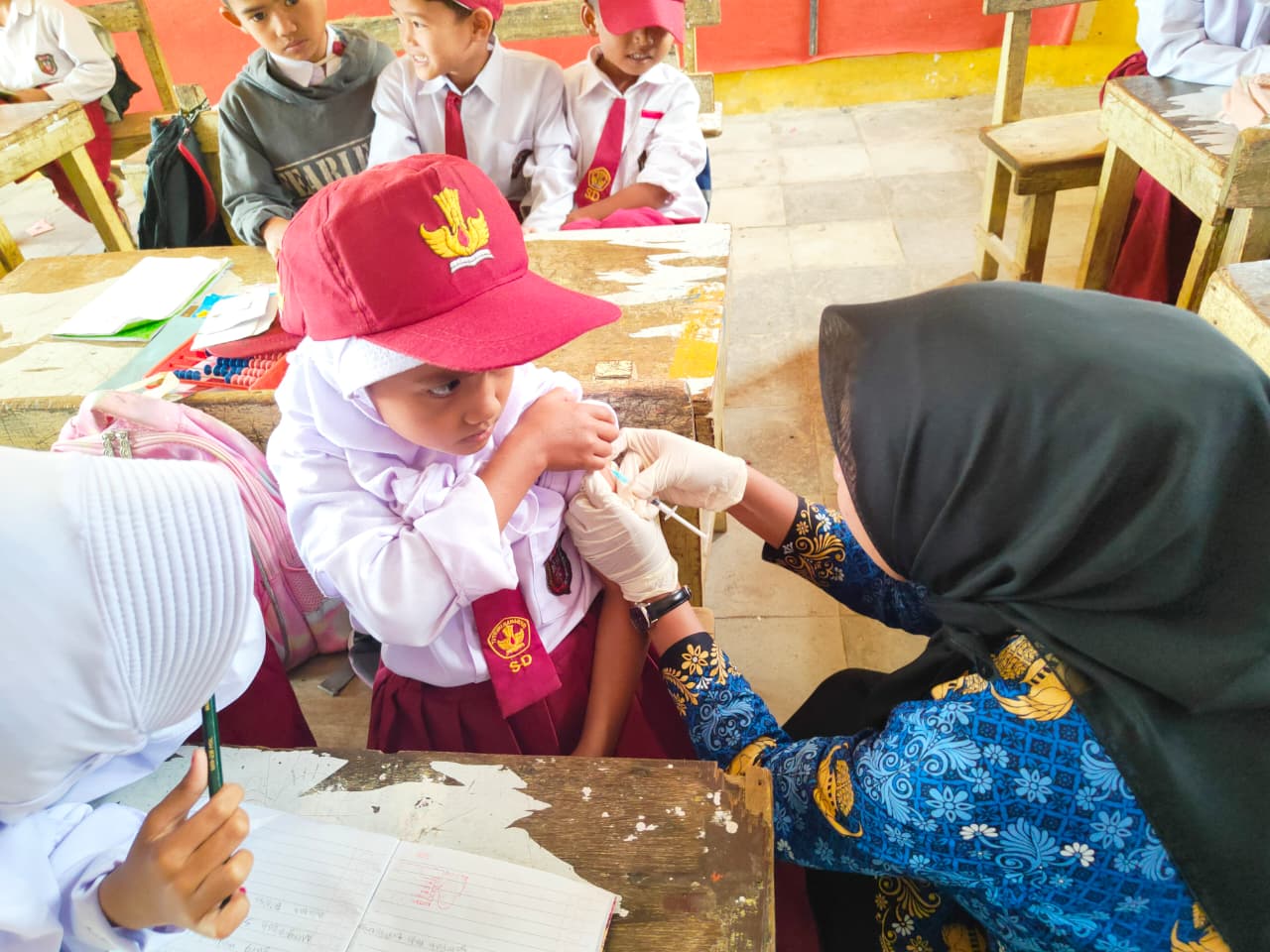 Petugas Puskesmas Bukit Sileh Laksanakan BIAS di Tiga Sekolah Dasar Kecamatan Lembang Jaya