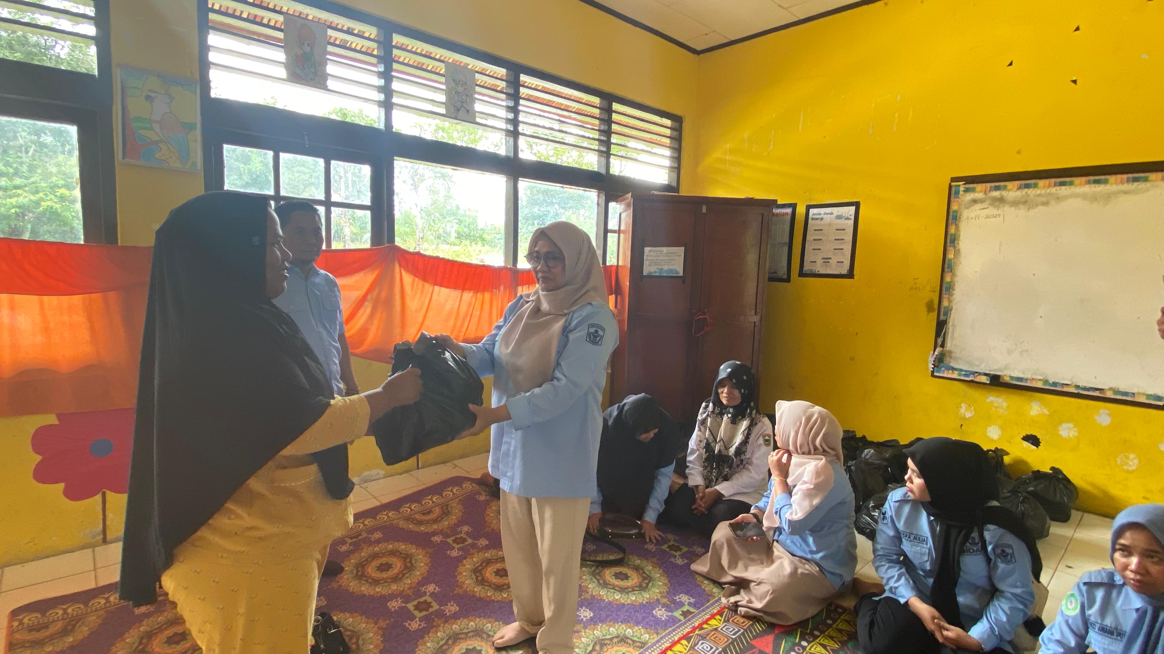 Puskesmas Bukit Sileh Salurkan Bantuan Sembako untuk Warga Terdampak Banjir di Nagari Paninggahan Junjung Sirih